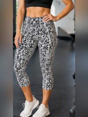 Athleta High Rise Capri Leggings Small Black White Abstract Print Side Pocket